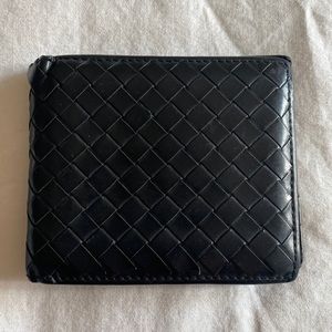 Men’s wallet used has minor raids but fixable